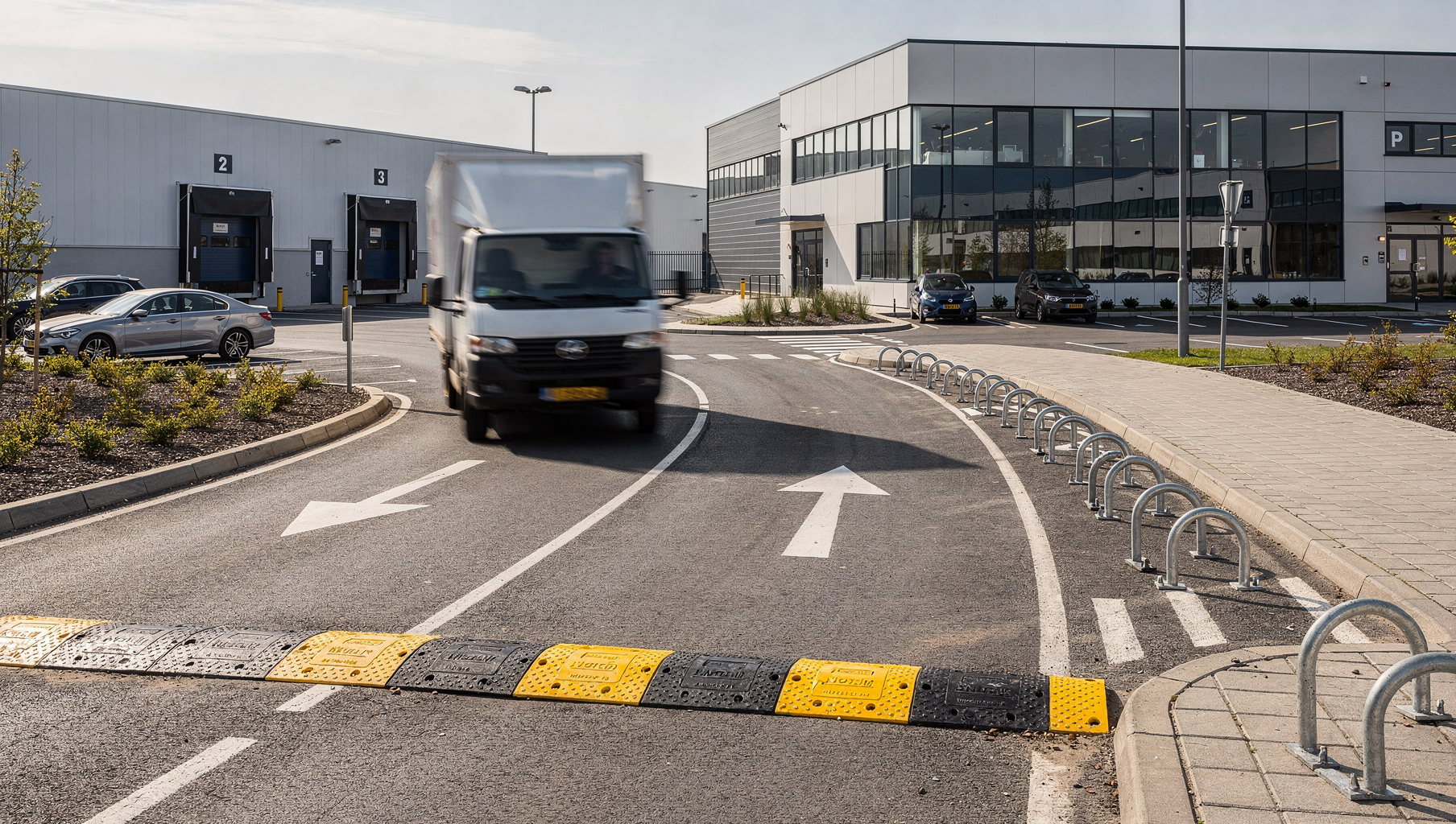 Verkeersdrempels en wieldwingers: zo beïnvloeden ze rijgedrag op bedrijfsterreinen