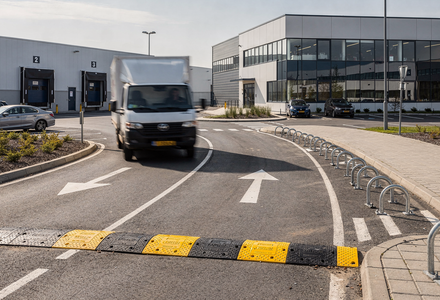 Verkeersdrempels en wieldwingers: zo beïnvloeden ze rijgedrag op bedrijfsterreinen