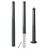 Drie donkergrijze design afzetpalen met helmkop, Ø102 mm, in verschillende montagestijlen.