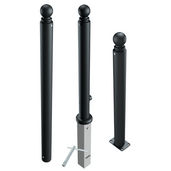 Drie zwarte afzetpalen Ø82 mm met bolkop, inclusief opties voor inbouw en opbouw.