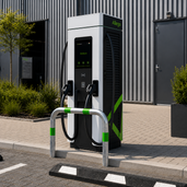 Verzinkt-groene aanrijdbeveiliging beugel Ø76 mm voor laadpaal bescherming, met Allego laadstation.