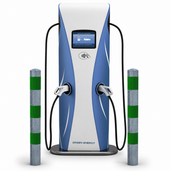 Verzinkt-groene aanrijdbeveiliging paal Ø76-102 mm naast een laadpaal voor elektrische voertuigen.