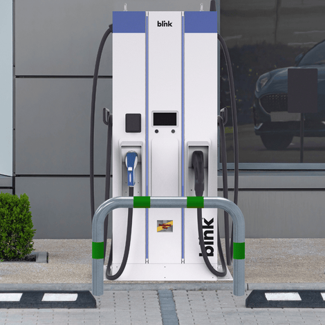 Verzinkt-groene aanrijdbeveiliging beugel Ø76 mm voor laadpaal bescherming, met Blink laadstation.