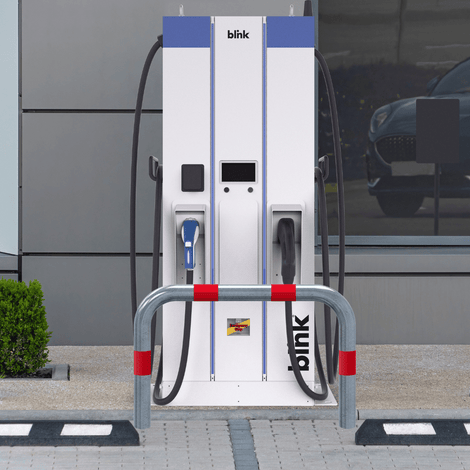 Verzinkt-rode aanrijdbeveiliging beugel Ø76 mm voor laadpaal bescherming, met Blink laadstation.