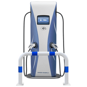 Wit-blauwe aanrijdbeveiliging beugel Ø76 mm voor laadpaal bescherming, met een elektrische laadpaal op de achtergrond.