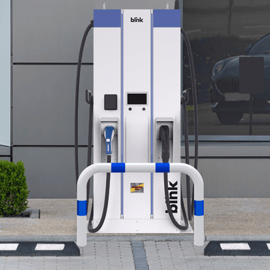 Wit-blauwe aanrijdbeveiliging beugel Ø76 mm voor laadpaal bescherming, met Blink laadstation.