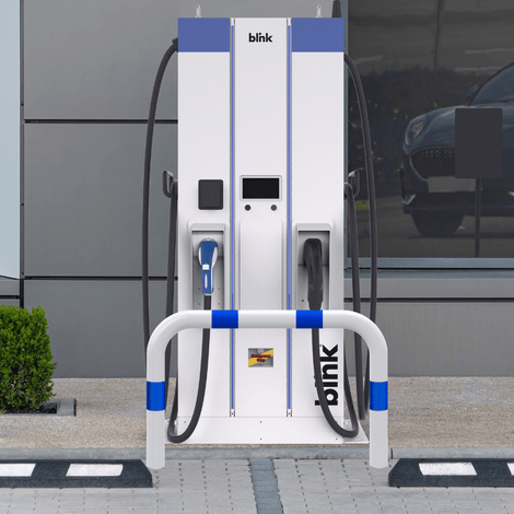 Wit-blauwe aanrijdbeveiliging beugel Ø76 mm voor laadpaal bescherming, met Blink laadstation.