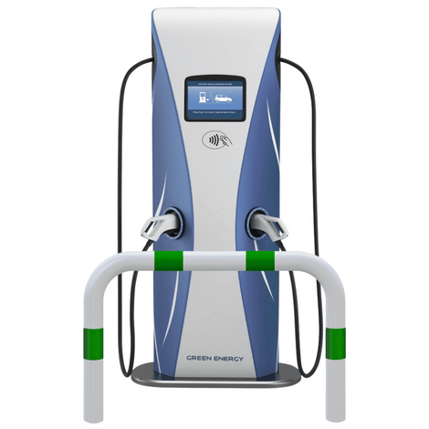 Wit-groene aanrijdbeveiliging beugel Ø76 mm voor laadpaal bescherming, met een elektrische laadpaal op de achtergrond.