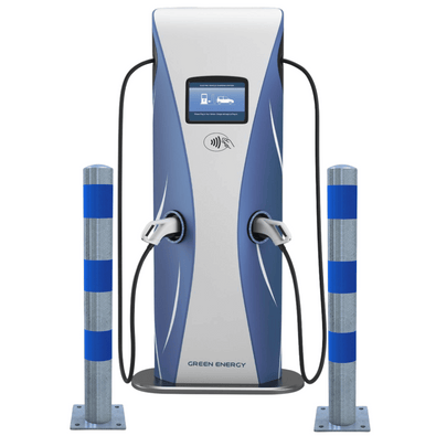 Blauw-witte EV-laadpaal met twee aansluitingen, geflankeerd door twee verzinkt-blauwe beschermpalen.