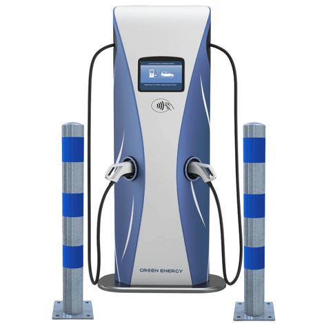 Blauw-witte EV-laadpaal met twee aansluitingen, geflankeerd door twee verzinkt-blauwe beschermpalen.