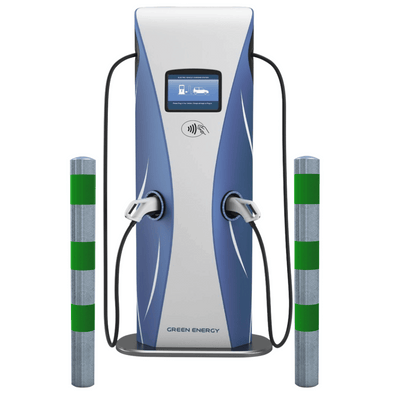Verzinkt-groene aanrijdbeveiliging paal Ø76-102 mm naast een laadpaal voor elektrische voertuigen.