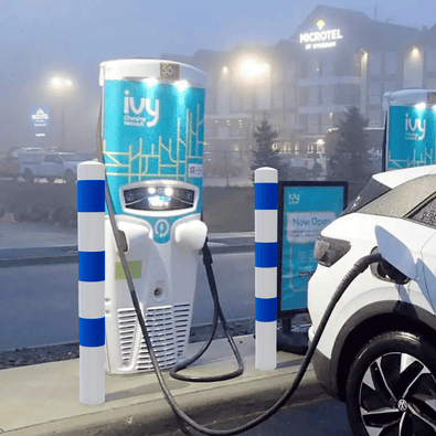 Wit-blauwe aanrijdbeveiliging palen Ø76-102 mm beschermen een laadpaal en elektrische auto.