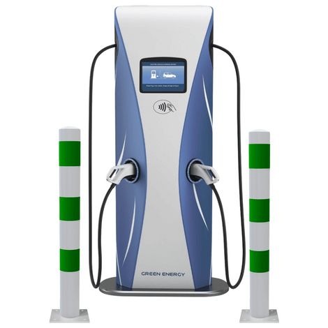 Wit-groene aanrijdbeveiliging palen (Ø76-102 mm) beschermen een elektrische laadpaal.
