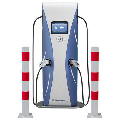Wit-rode aanrijdbeveiliging palen beschermen een blauw-wit laadstation voor elektrische voertuigen.