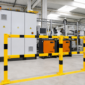 Geel-zwart afneembaar veiligheidsrailing 70x70 mm in een industriële omgeving.