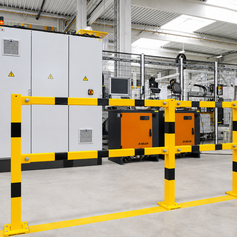 Geel-zwart afneembaar veiligheidsrailing 70x70 mm in een industriële omgeving.