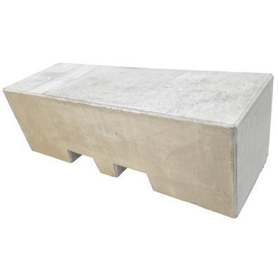 Grijs betonnen afzetblok (820 kg) met lepelgaten, geïsoleerd op een witte achtergrond.