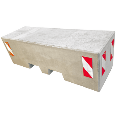 Grijs betonnen afzetblok (820 kg) met lepelgaten en rood-witte reflecterende markeringen.