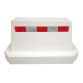 Wit betonnen afzetblok (175 kg) met rood-wit reflecterende streep en hijspunt.