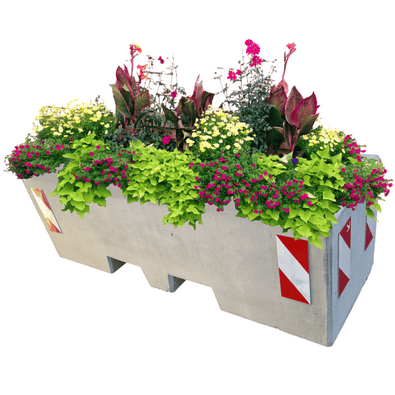 Grijze betonnen afzetblok/bloembak met lepelgaten, gevuld met diverse bloemen en planten, voorzien van reflecterende strepen.