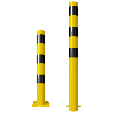 Twee gele afzetpalen met zwarte strepen, Ø102 mm. Eén met voetplaat, de ander voor betonverankering.