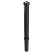 Zwarte design afzetpaal Ø108 mm met helm kop, vast in de grond voor betonverankering.