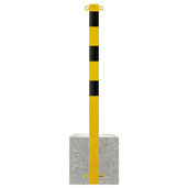 Gele en zwarte afzetpaal met betonvoet, 70x70 mm, met twee kettingogen bovenaan.