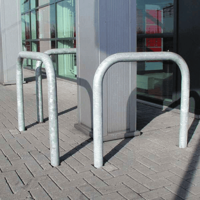 Verzinkt stalen beschermbeugel Ø60 mm, U-vormig, verankerd in betonnen bestrating.