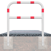 Witte beschermbeugel Ø60 mm met rood-witte reflecterende strepen, verankerd in beton.
