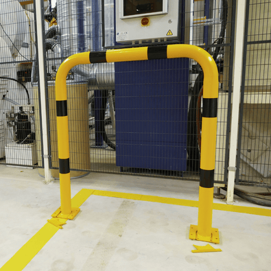 Gele en zwart gestreepte beschermbeugel Ø76 mm op verwijderbare voetplaten in een industriële omgeving.