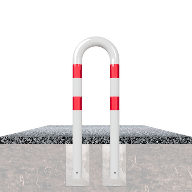 Witte U-vormige beschermbeugel Ø76 mm met rode reflecterende strepen, verankerd in beton.