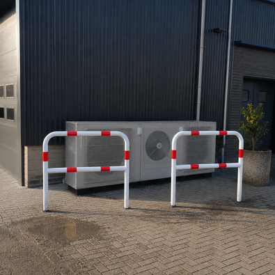 Witte-rode beschermbeugel Ø48 mm met tussenbuis beschermd een airco installatie