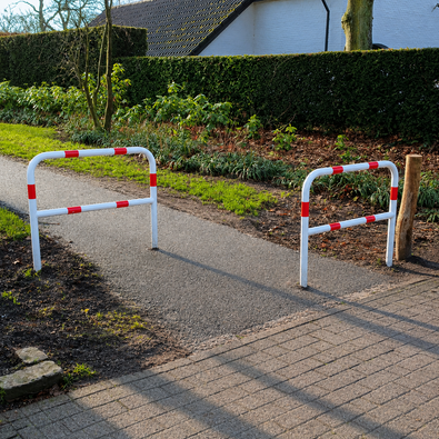 Witte-rode beschermbeugel Ø48 mm met tussenbuis langs een pad.