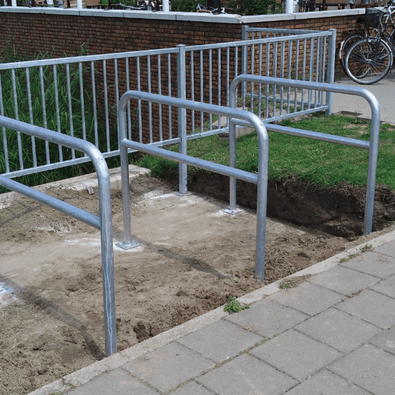 Verzinkt stalen beschermbeugel Ø60 mm met tussenbuis, op voetplaat, in aanleg.