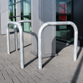 Verzinkt stalen beschermbeugel Ø60 mm, U-vormig, verankerd in betonnen bestrating.