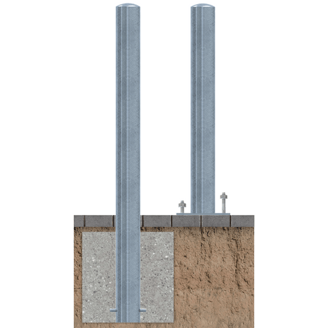 Twee verzinkt stalen beschermpalen Ø102 mm, één voor betonverankering, één op voetplaat.