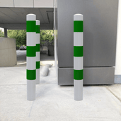 Beschermpaal Ø102 mm, wit-groen gestreept, voor betonverankering, in een moderne buitenomgeving.