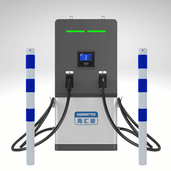 Wit-blauwe beschermpalen Ø76 mm flankeren een grijs-wit EV-laadstation met twee aansluitingen.
