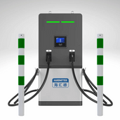 Harde Hitter EV-laadstation met twee witte en groene beschermpalen Ø76 mm.