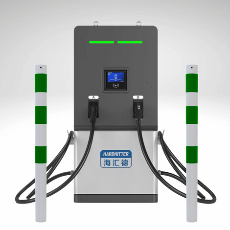 Harde Hitter EV-laadstation met twee witte en groene beschermpalen Ø76 mm.