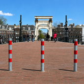 Drie verzinkt-rode beschermpalen Ø60 mm op een brug, ideaal voor betonverankering of voetplaatmontage.