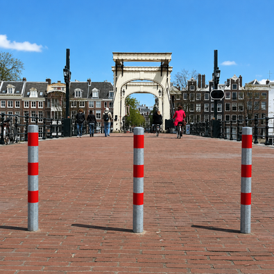 Drie verzinkt-rode beschermpalen Ø60 mm op een brug, ideaal voor betonverankering of voetplaatmontage.