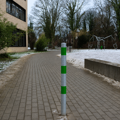 Verzinkt-groene beschermpaal Ø60 mm op een bestraat pad met sneeuw, ideaal voor betonverankering.