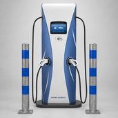 Blauw-witte EV-laadpaal met twee aansluitingen, geflankeerd door twee verzinkt-blauwe beschermpalen.