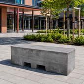 Betonnen antraciet kleurig afzetblok van 820 kg als zitelement op een schoolplein