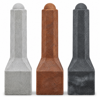 Drie achthoekige betonnen sierpalen in grijs, roestbruin en antraciet met een decoratieve top.
