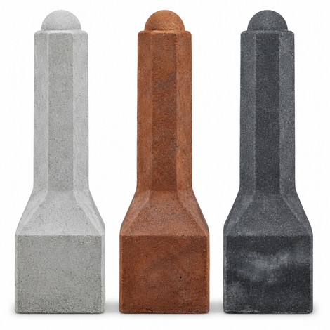 Drie achthoekige betonnen sierpalen in grijs, roestbruin en antraciet met een decoratieve top.
