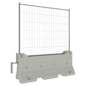 Grijze betonnen barrier met gegalvaniseerd bouwhek op witte achtergrond.