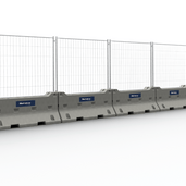 Grijze betonnen barrier met gegalvaniseerd bouwhek, robuust en modulair.