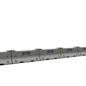 Grijze betonnen barrier, L2200 x B680 x H905 mm, met blauwe logo's, op een rij.